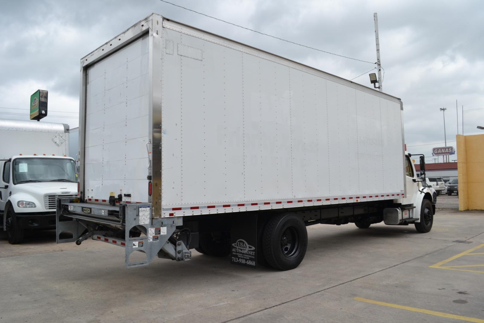 2018 WHITE /BLACK FREIGHTLINER M2-106 with an CUMMINS B6.7L 220HP engine, ALLISON 2100RDS AUTOMATIC transmission, located at 9172 North Fwy, Houston, TX, 77037, (713) 910-6868, 29.887470, -95.411903 - Photo#4